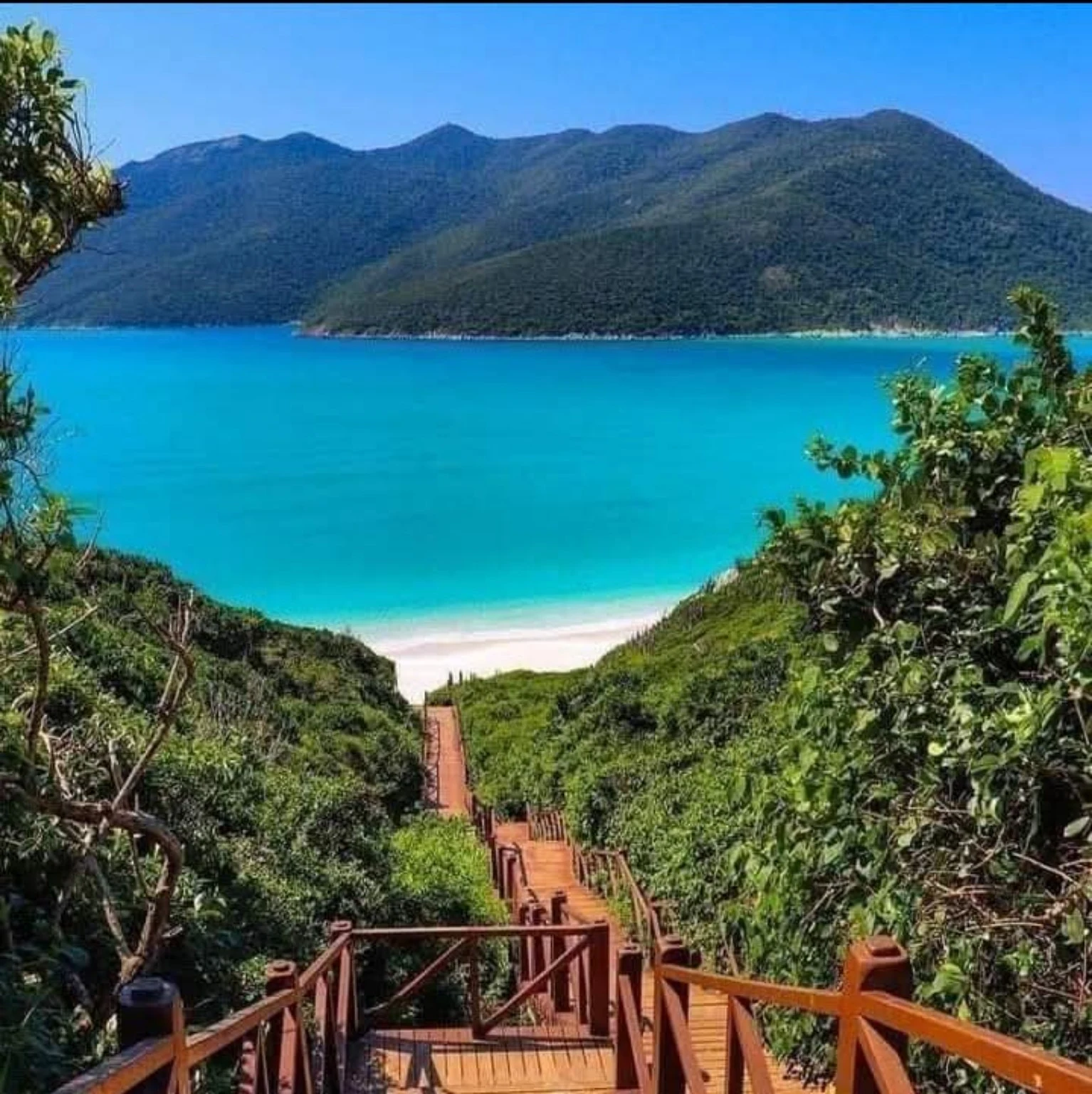 Escadaria com vista para o mar em Arraial do Cabo
